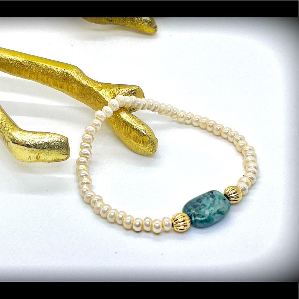 Green jade bracelet with ivory pearls . Elastic, handmade and great quality